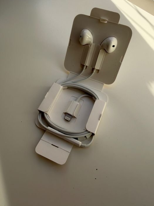 Fone EarPods com conector Lightning Apple