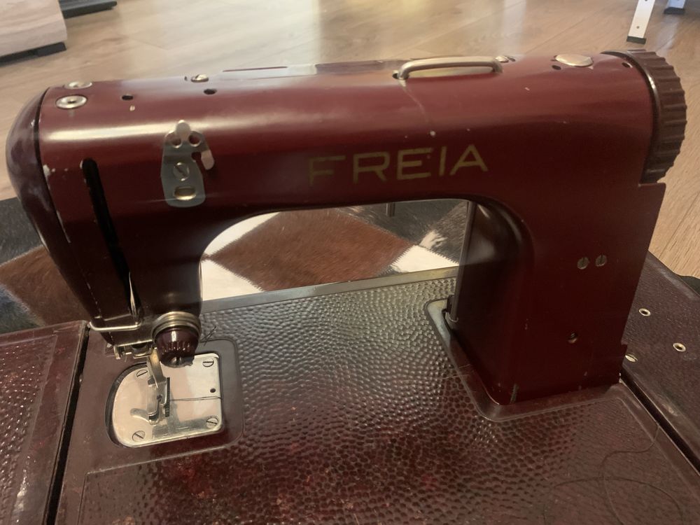 Швейна машинка freia