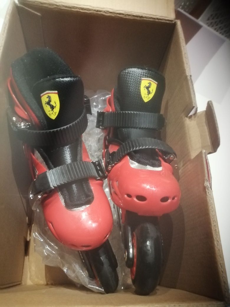 Patins em linha extensível marca Ferrari
