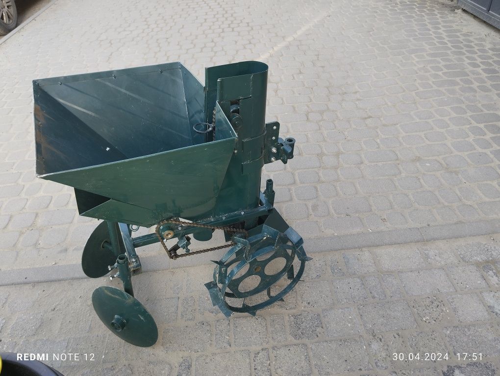 Продам картоплесаджалку для мотоблока