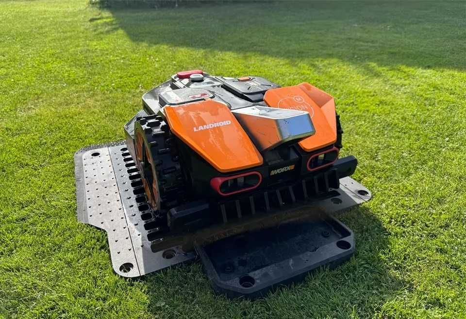 Samojezdny robot koszący Worx Landroid Vision M800 ze śladami używania