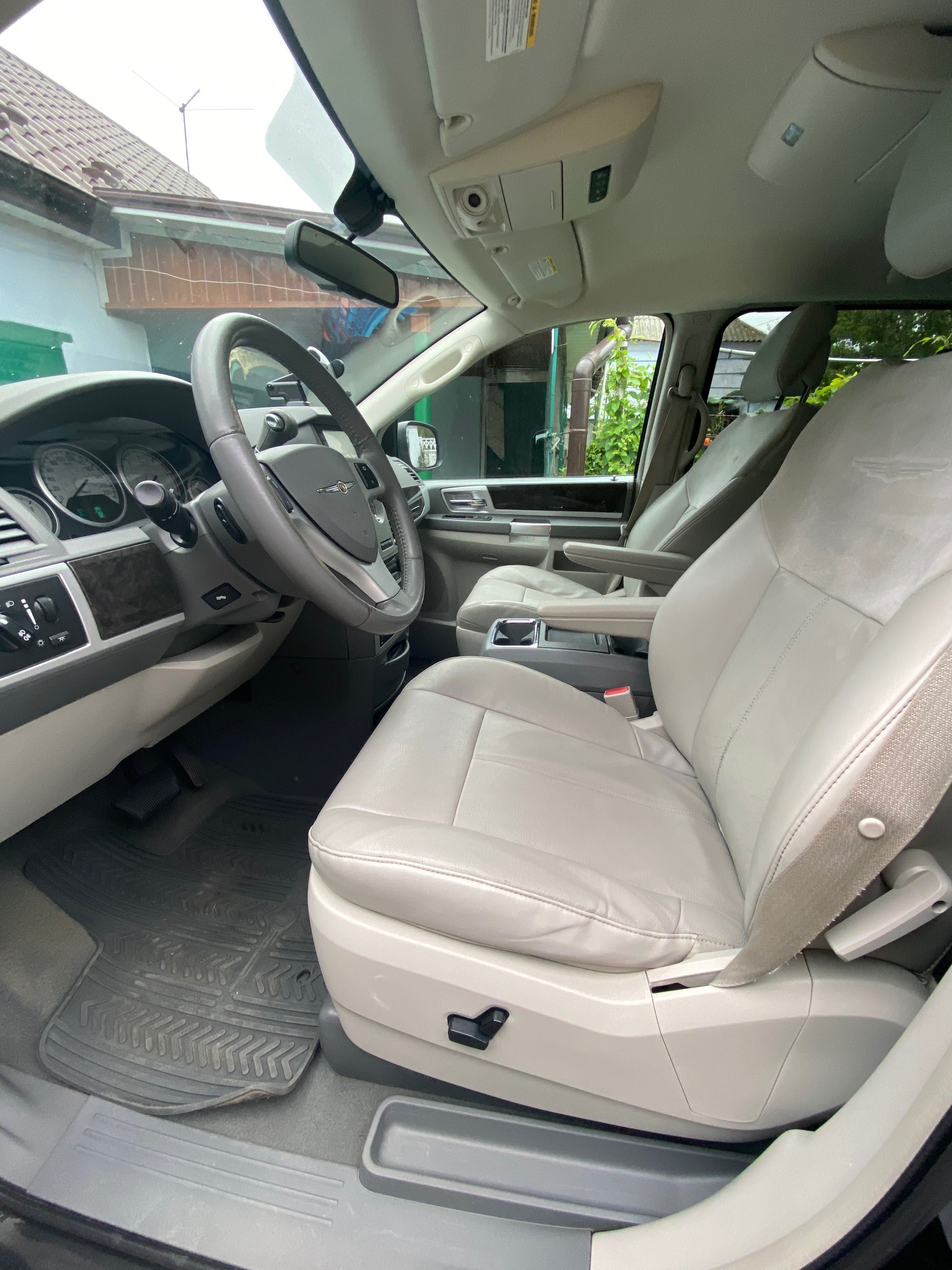 Легковая машина на 7 мест Chrysler voyager
