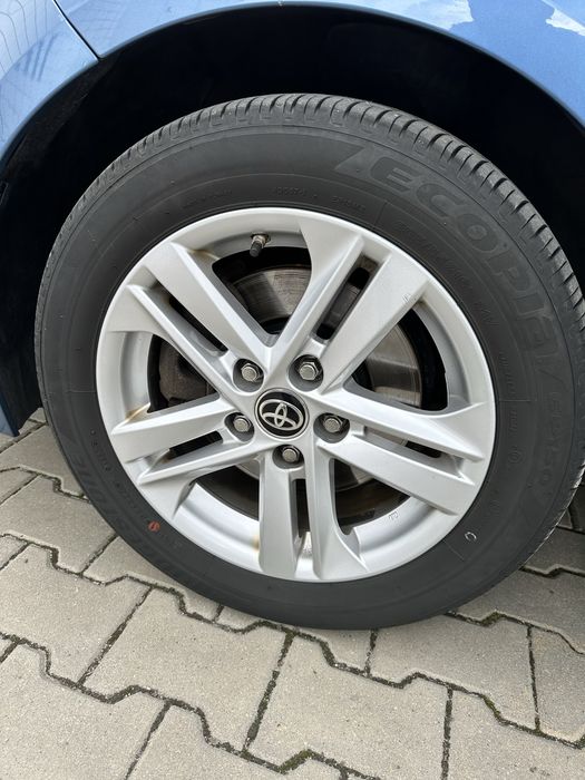 Oryg. Felgi Toyota Corolla 16 cal z oponami letnimi oraz czujnikami