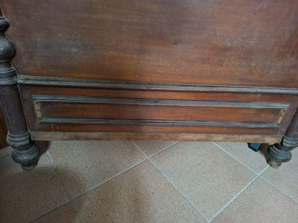 Cama madeira massiça-topos