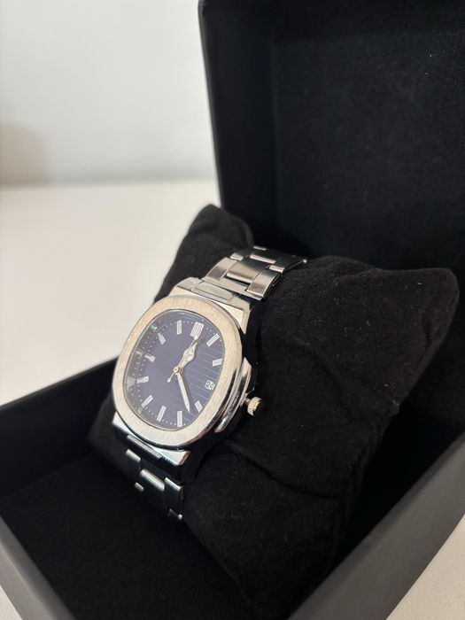 Srebrny zegarek z niebieską tarczą