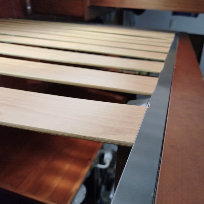 Cama em cerejeira com estrado