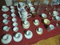 Conjunto de copos, canecas, taças, pires, chávenas, etc.