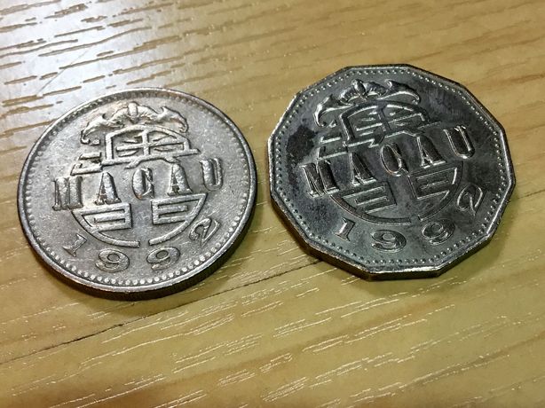 2 moedas de Macau. 1 de 5 patacas e outra de 1 pataca