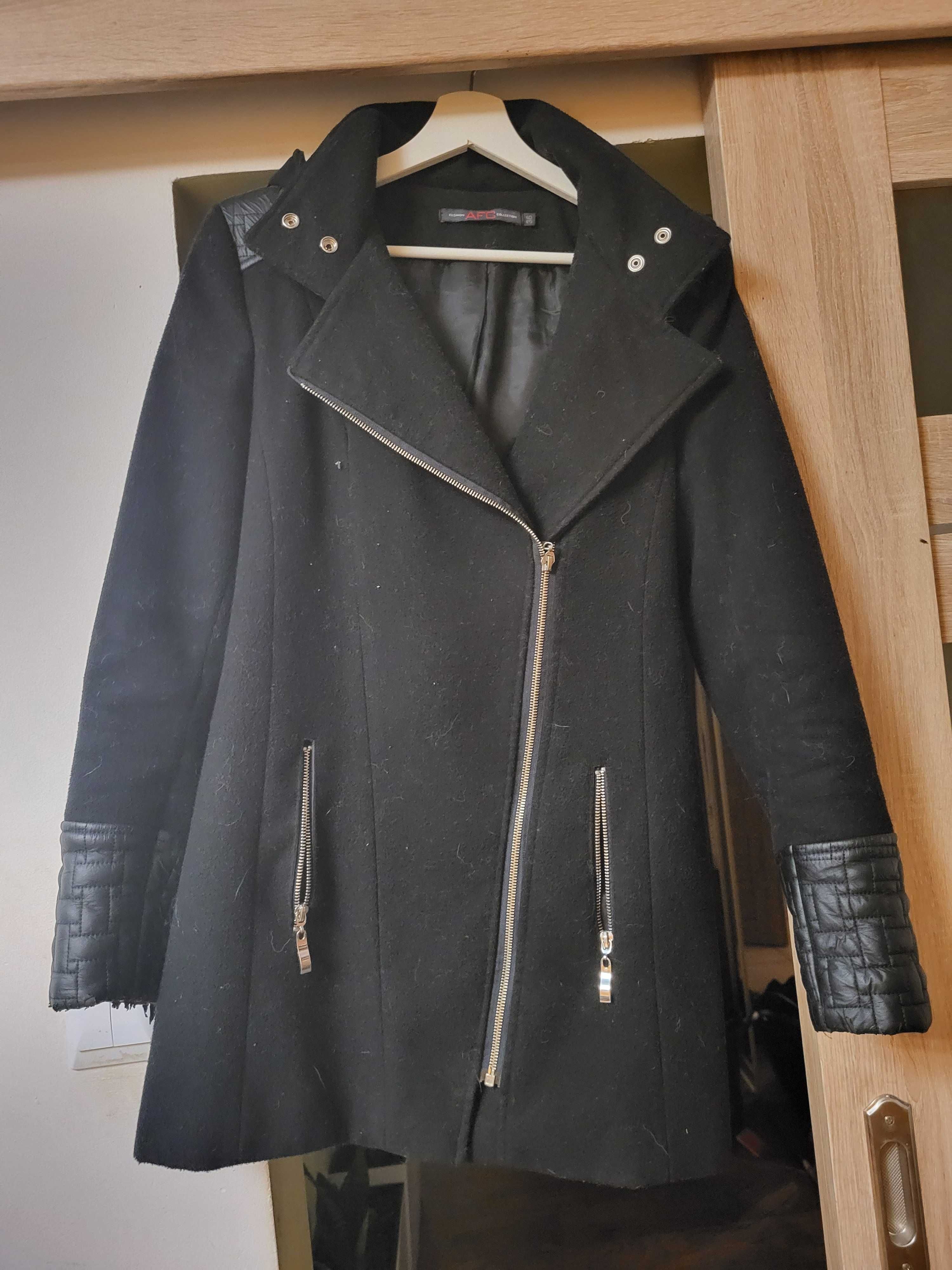 Czarny, elegancki płaszcz, ekoskóra, srebrne zamki, z kapturem, 36