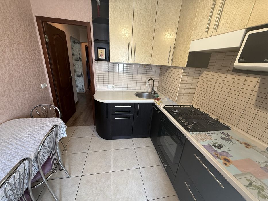 Пропоную в оренду 3 кім по Героїв України