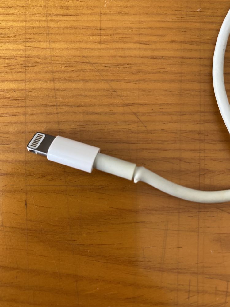 Dois cabos USB originais da Apple para peças