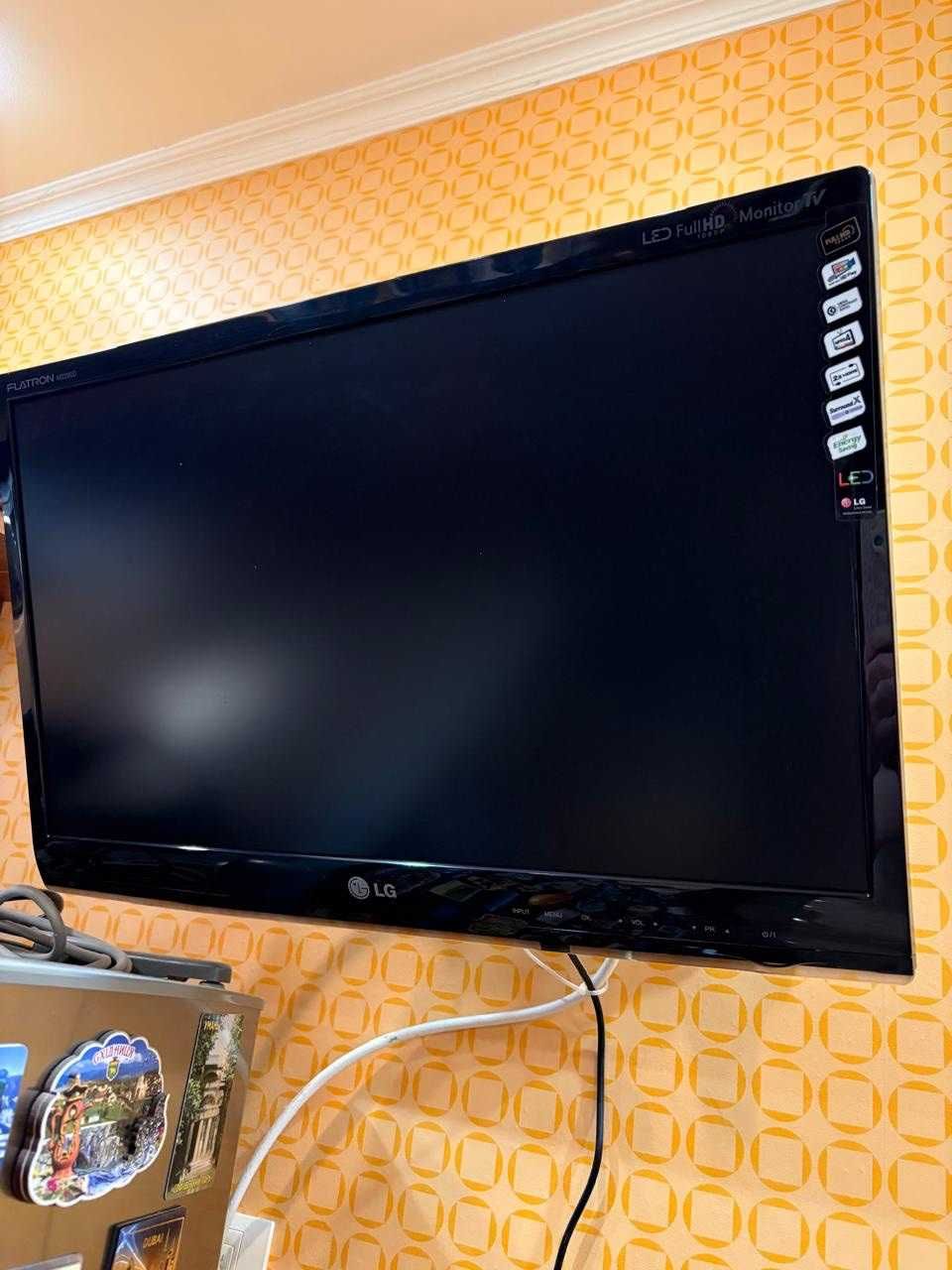 Телевізор LG, з кронштейном