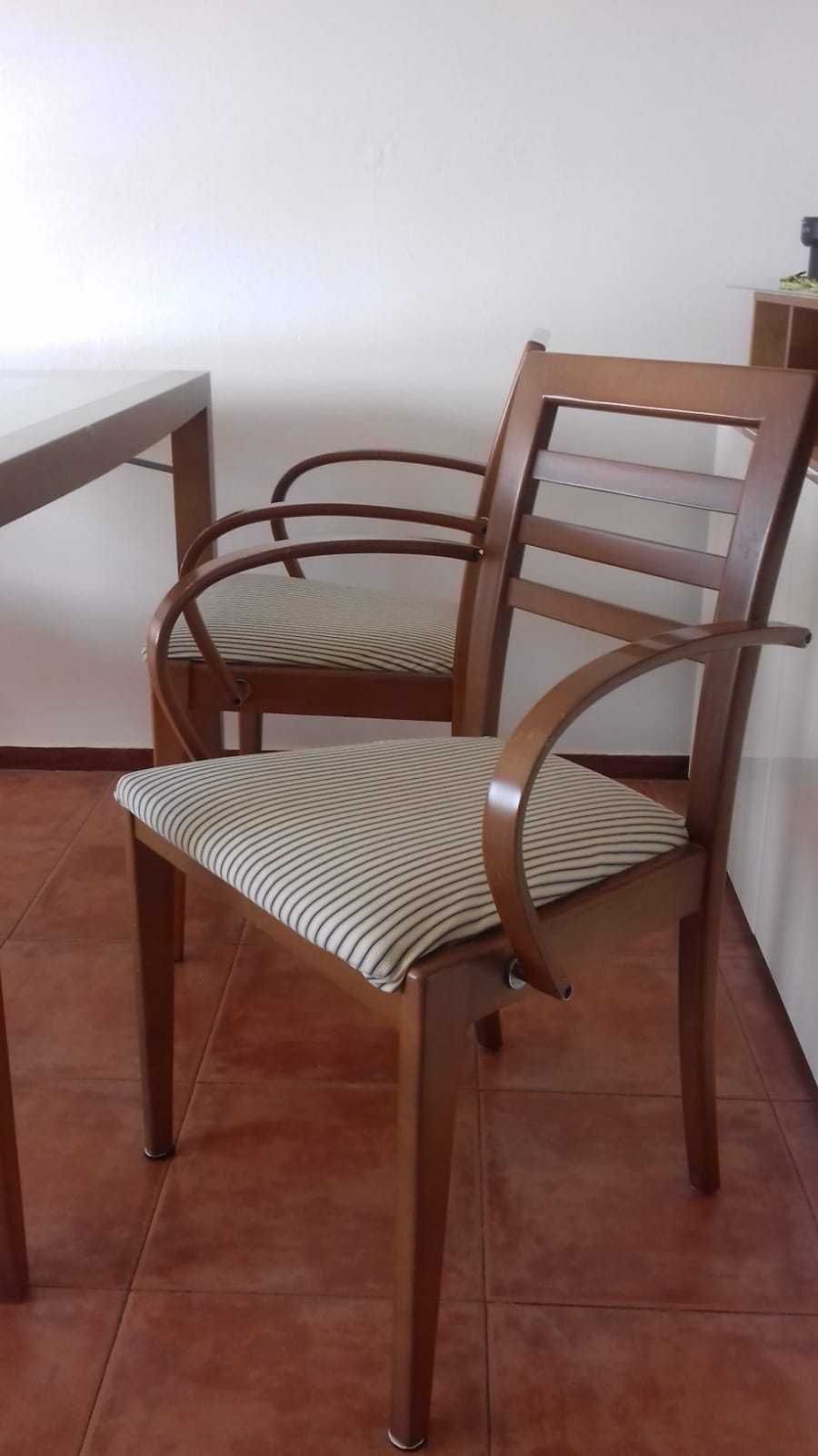 Mesa de Vidro extensível ofereço as 4 cadeiras