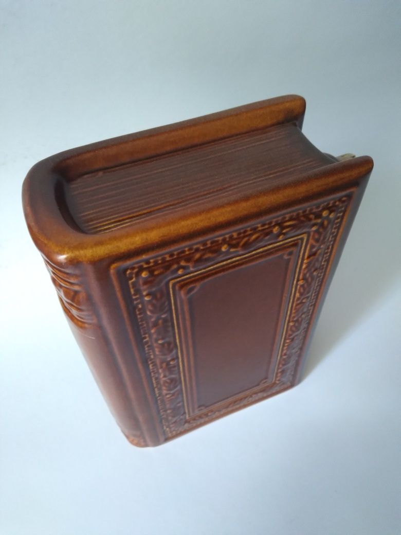 Karafka ceramiczna. Książka