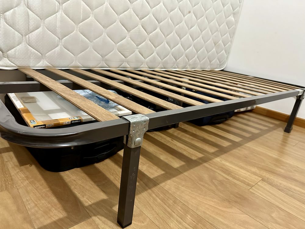 Cama: colchão + estrado = 100€