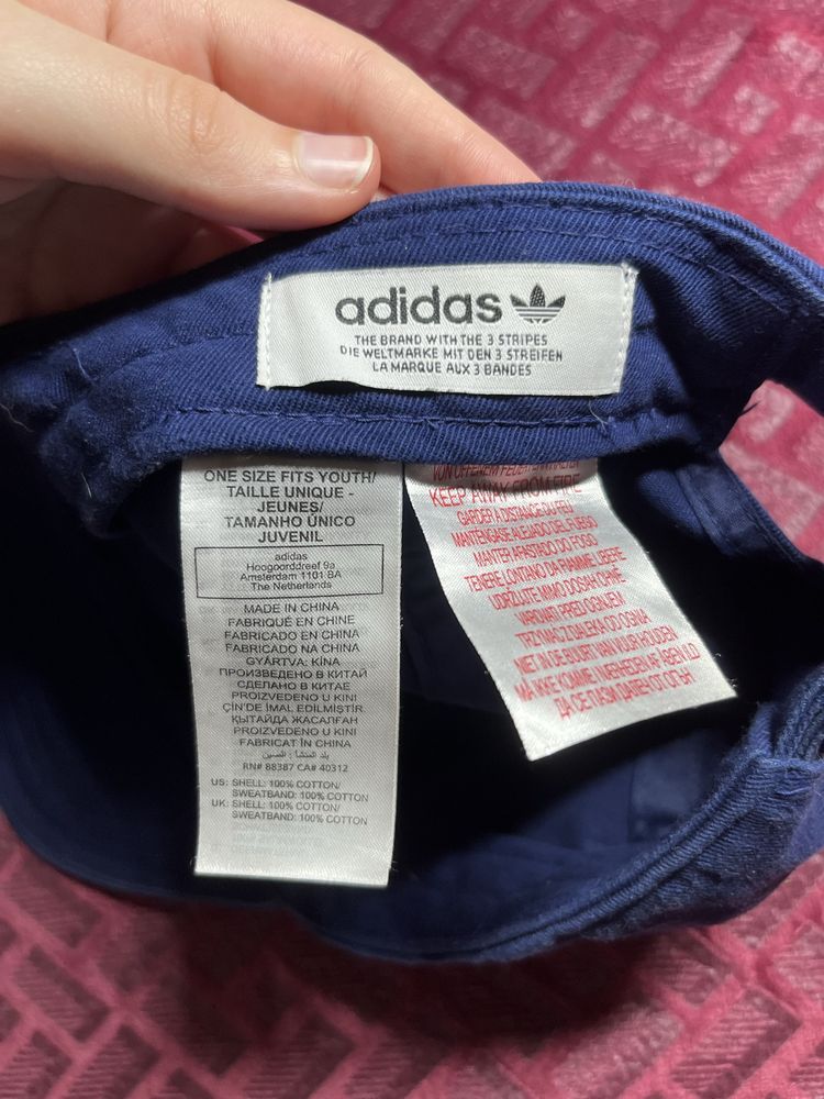 Кепка від Adidas.