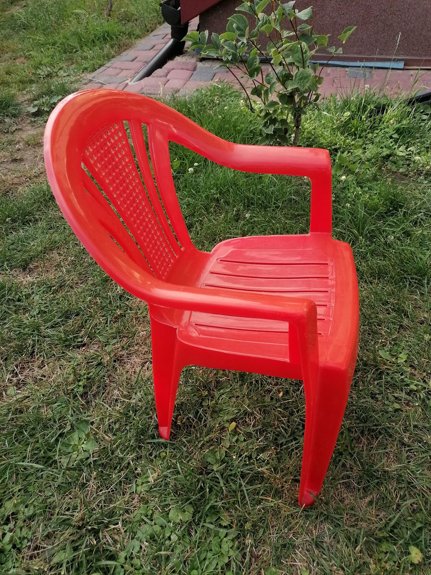 Plastikowe krzesełko dla dziecka