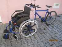 Cadeira de rodas com bicicleta