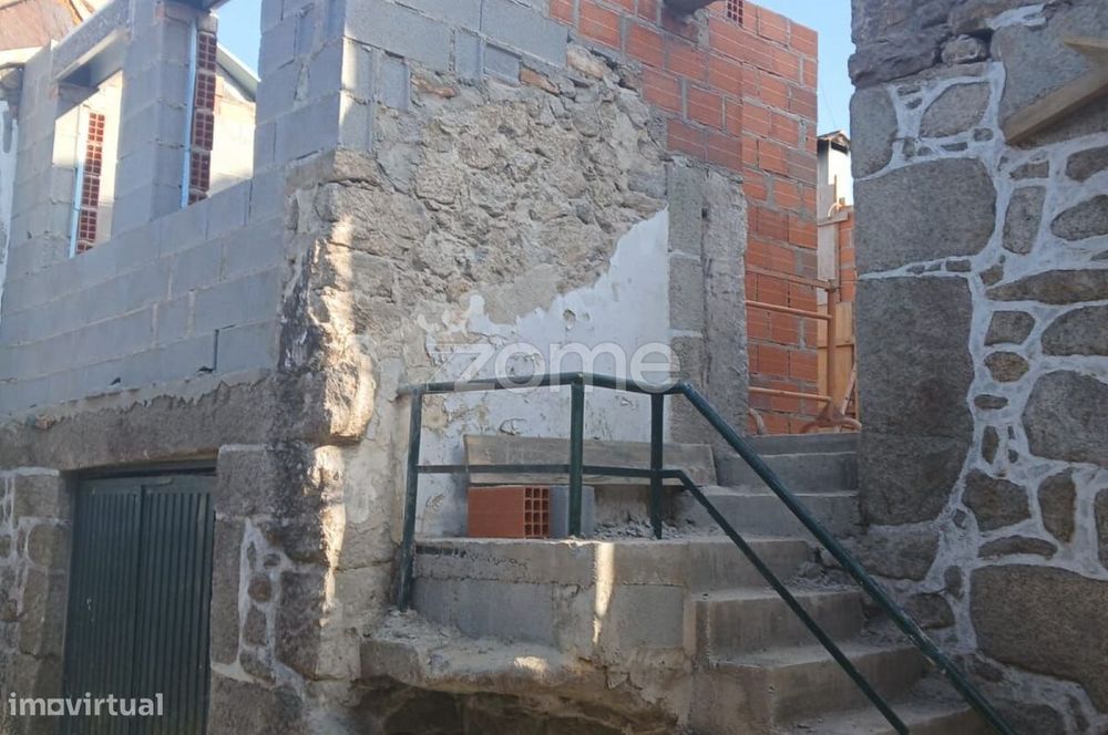 Moradia T3 em pedra para venda reconstruída