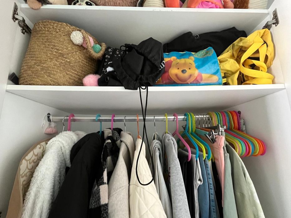 Roupeiro branco com gavetas e portas