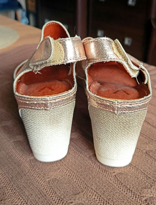 Sandały na koturnie