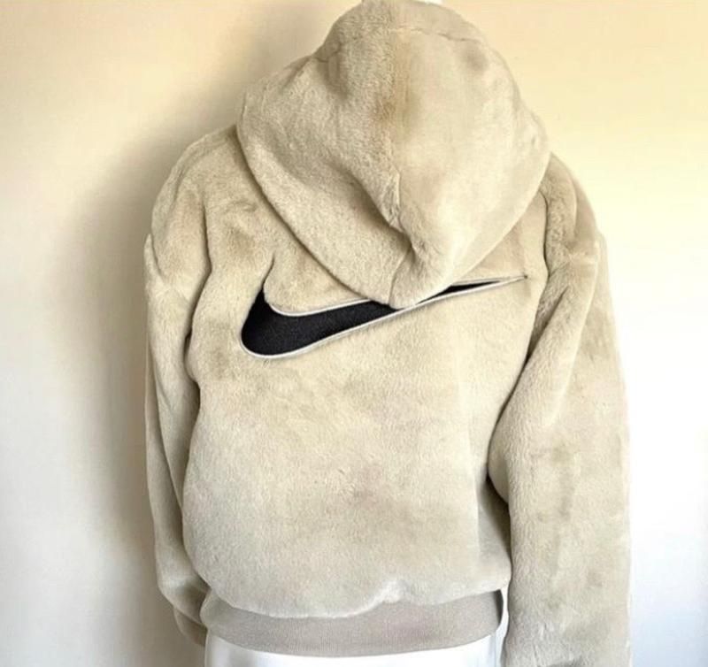 Бежевая шуба Nike Fur Faux