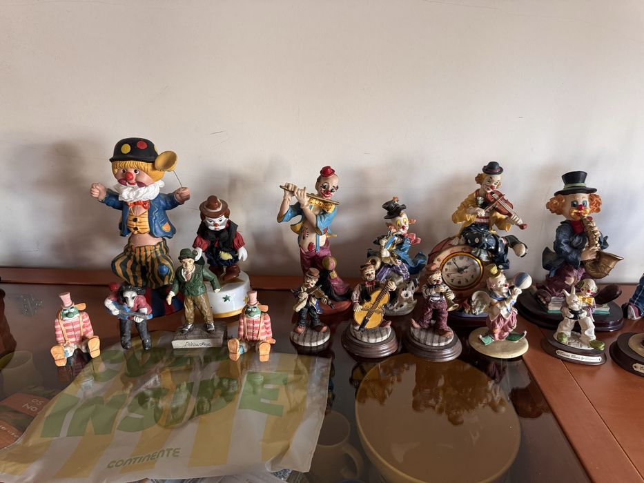 Coleção de estátuas de palhaço