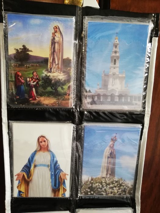 Posters e postais embalados.