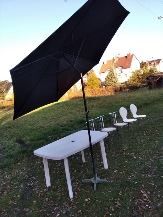Zestaw ogrodowy: stół, parasol i 6 krzeseł za 120 zł