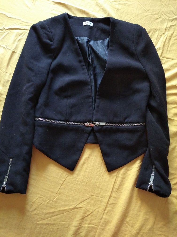 Blazer preto de jovem, em bom estad o