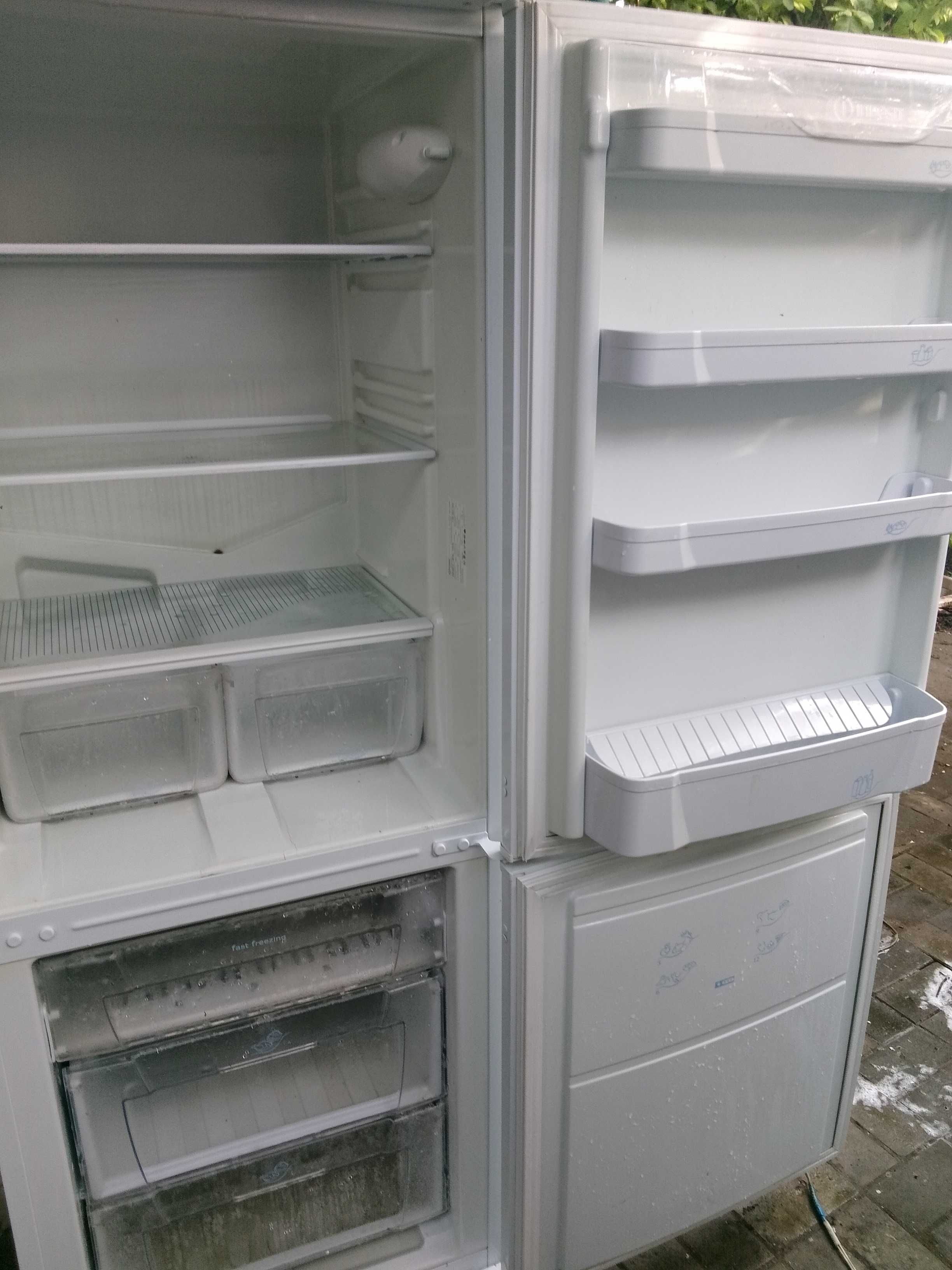 Холодильник 2 камерный бу индезит возможна доставка