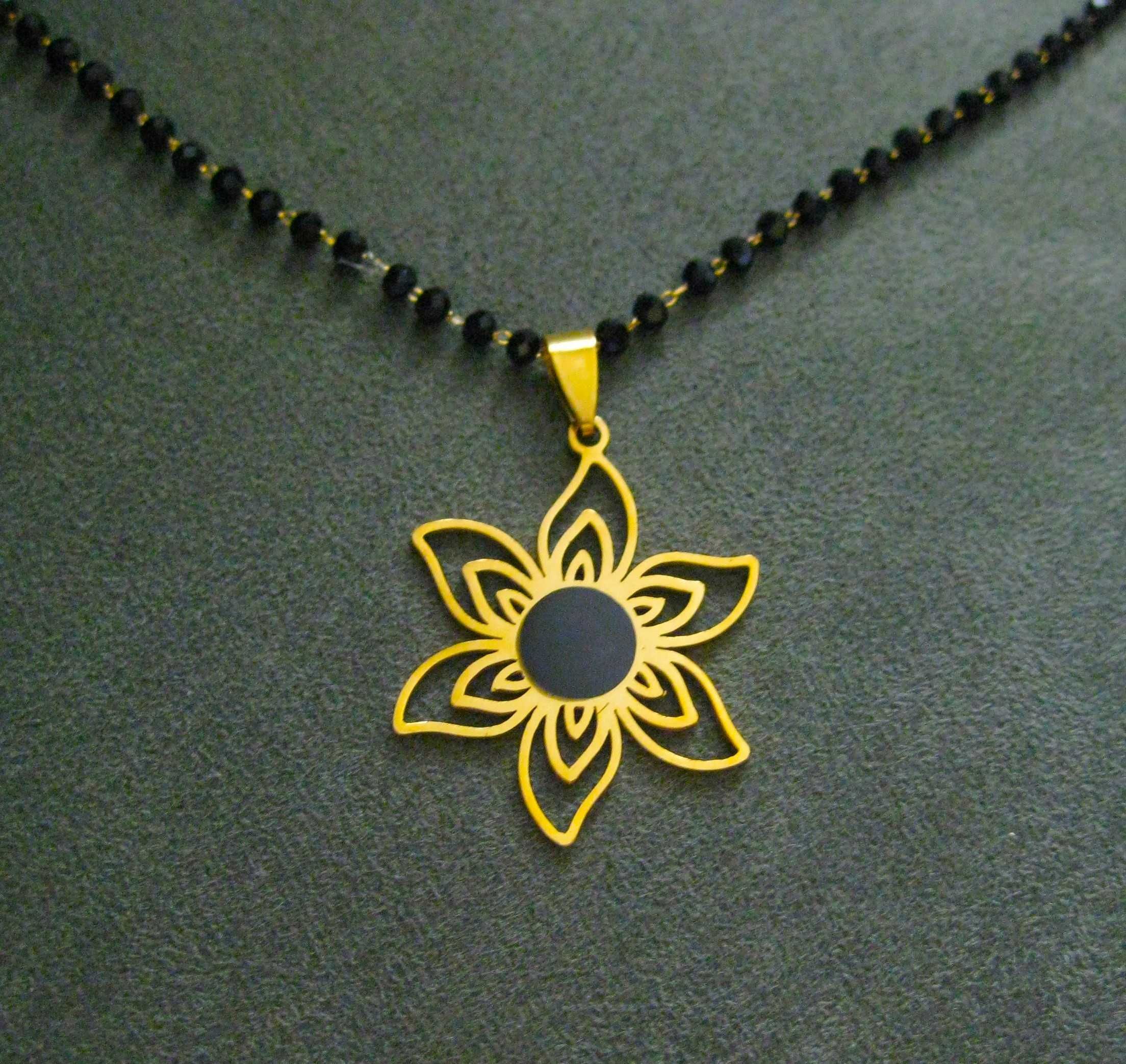 Colares Aço Flor c/ Pedras Pretas NOVO - SALDO