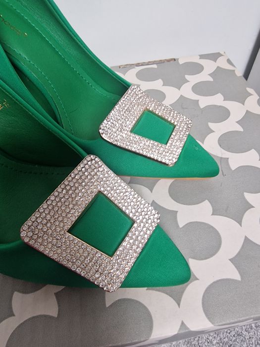 Szpilki zielone z klamrą z cyrkoniami