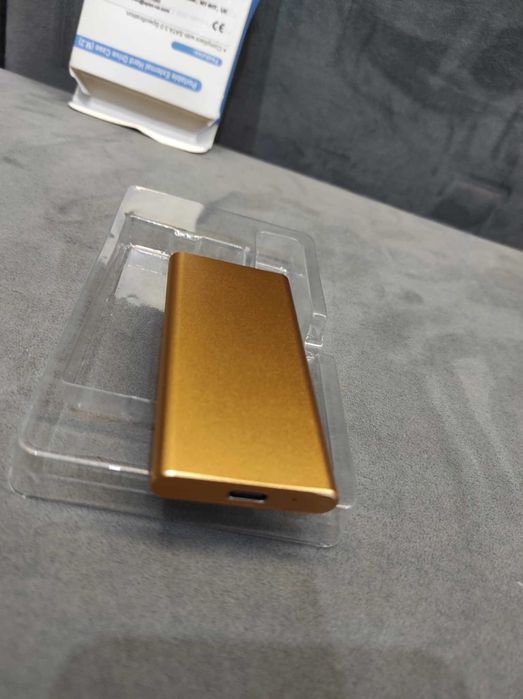 Dysk zewnętrzny HDD 2TB z kablem.