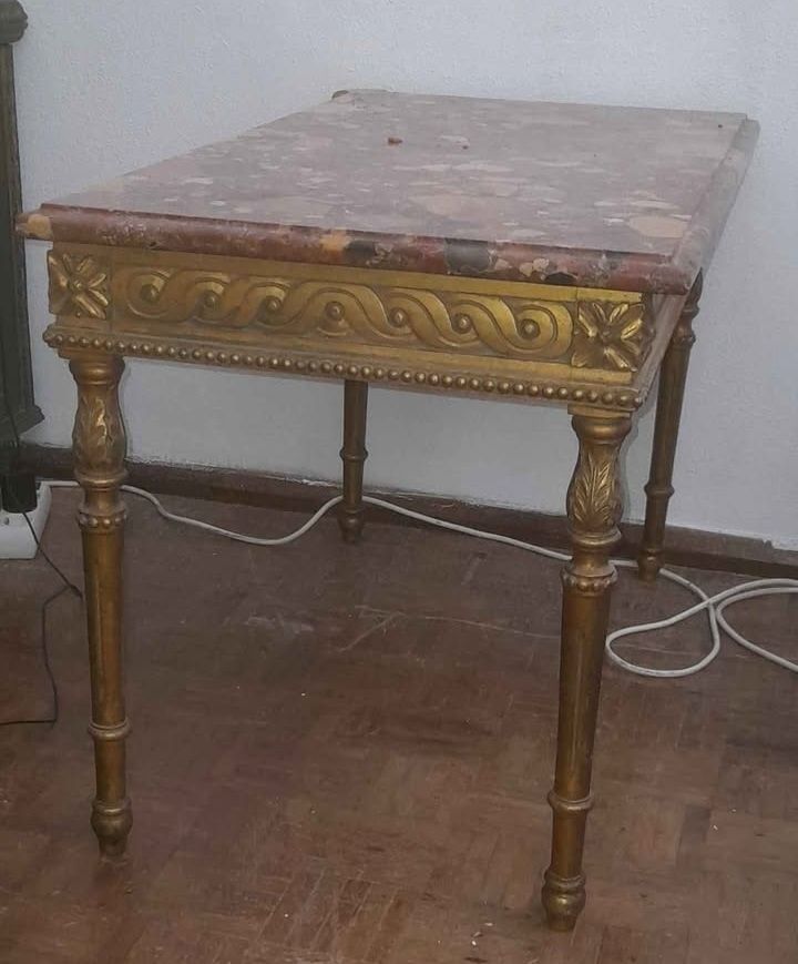 Mesa vintage baixa
Base madeira com desenhos em relevo
Tampo marmore