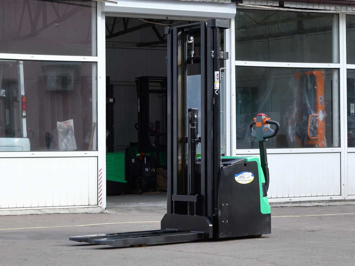 Новий електричний штабелер LF (1500 кг/4,5 м.) з потужною АКБ 24В/210А