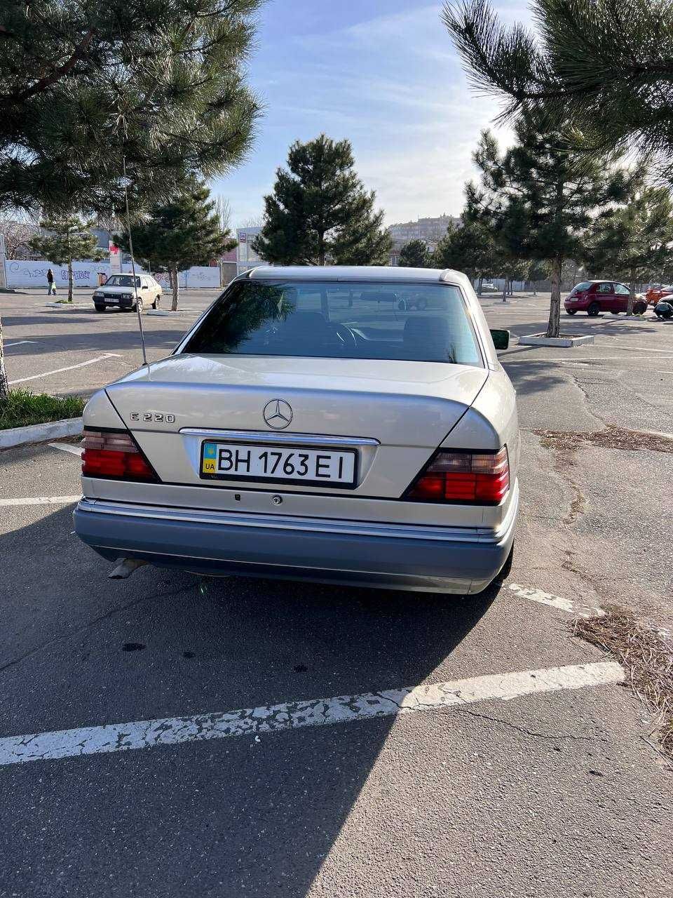 Mercedes w124 E220 1995г