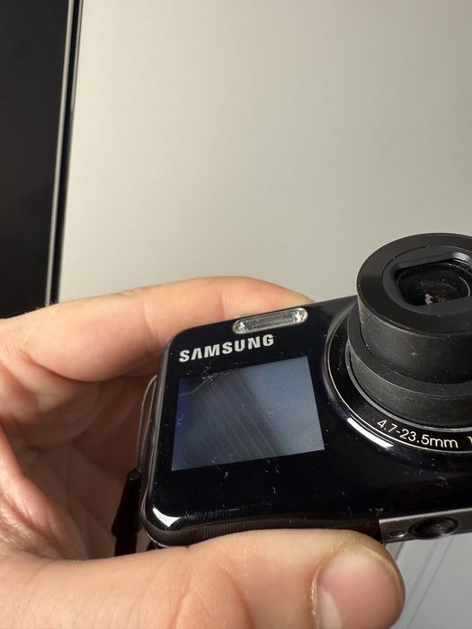 Цифровий фотоапарат Samsung з селфі дисплеем