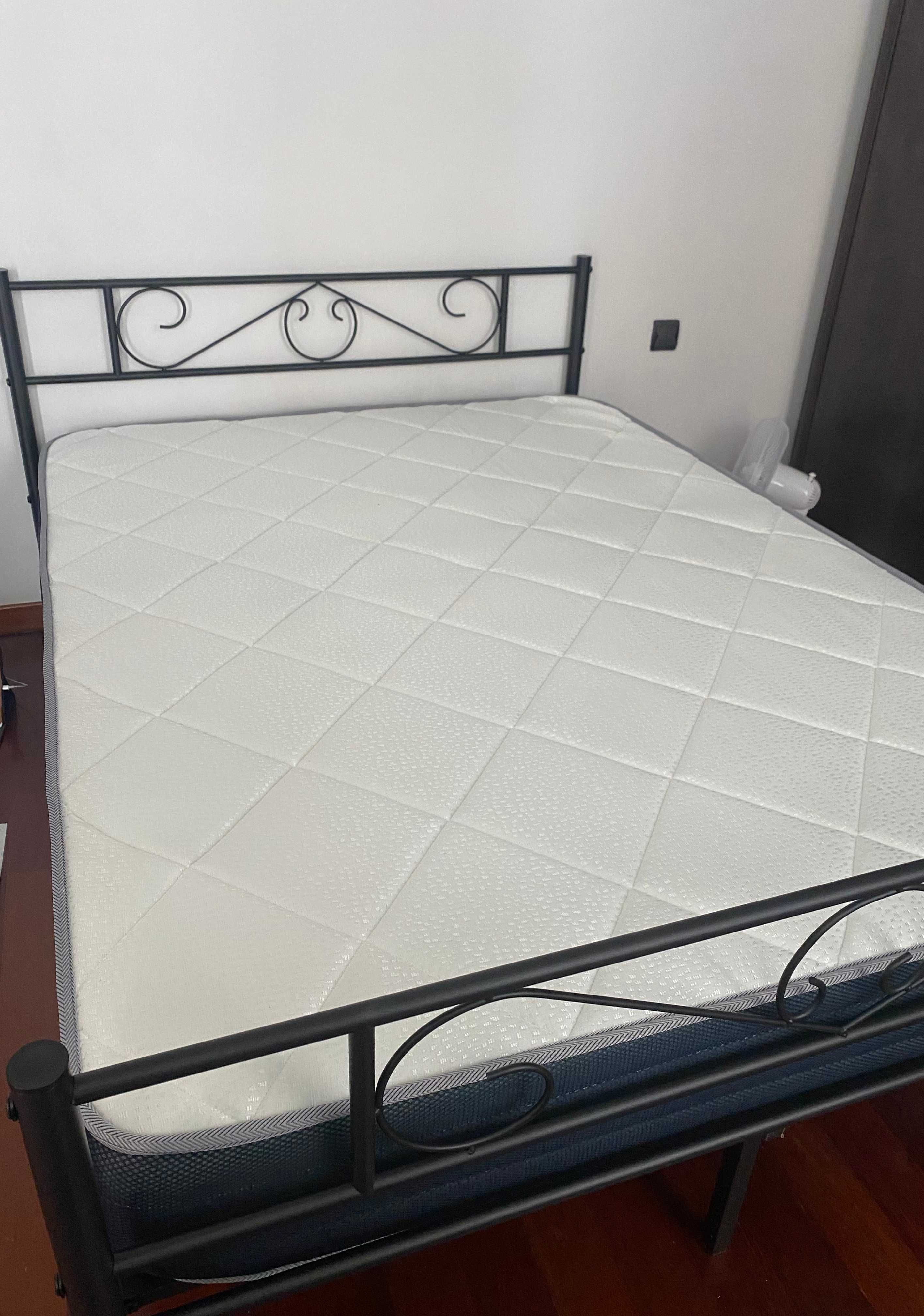 Nowoczesne łóżko metalowe czarne 140x190cm do sypialni metal 24h