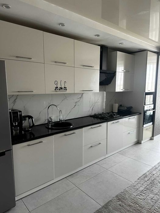 Продаємо 2км з виглядом на Озеро ,Преміум клас, меблі техніку залишаєм