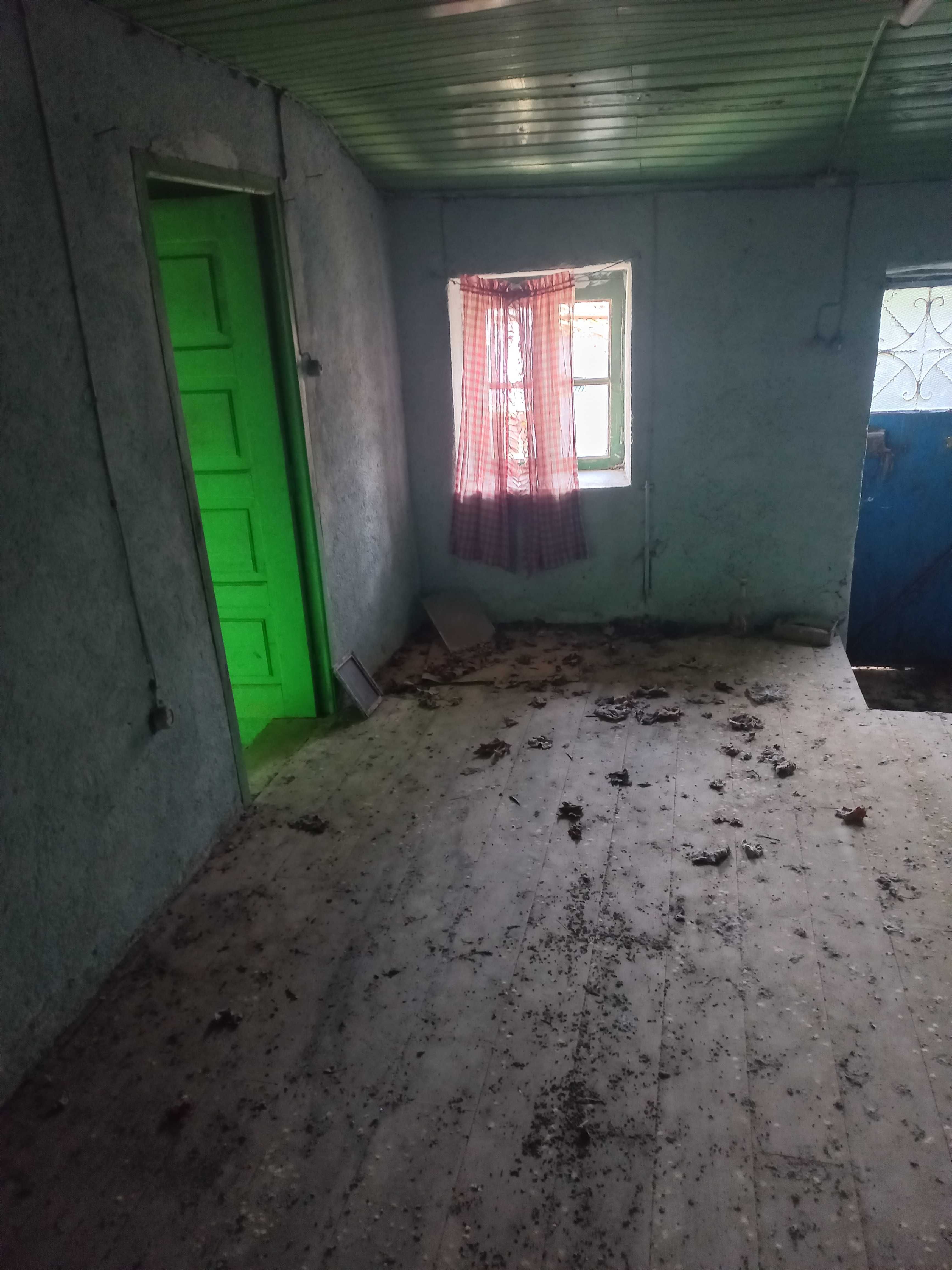 Moradia para recuperar no centro da aldeia de Portas do Souto
