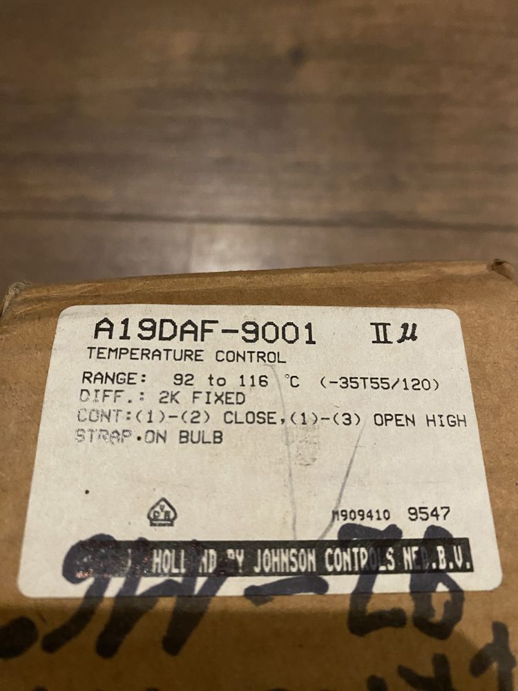 Johnson Controls A19DAF-9001 termostat przylgowy  92-116 st