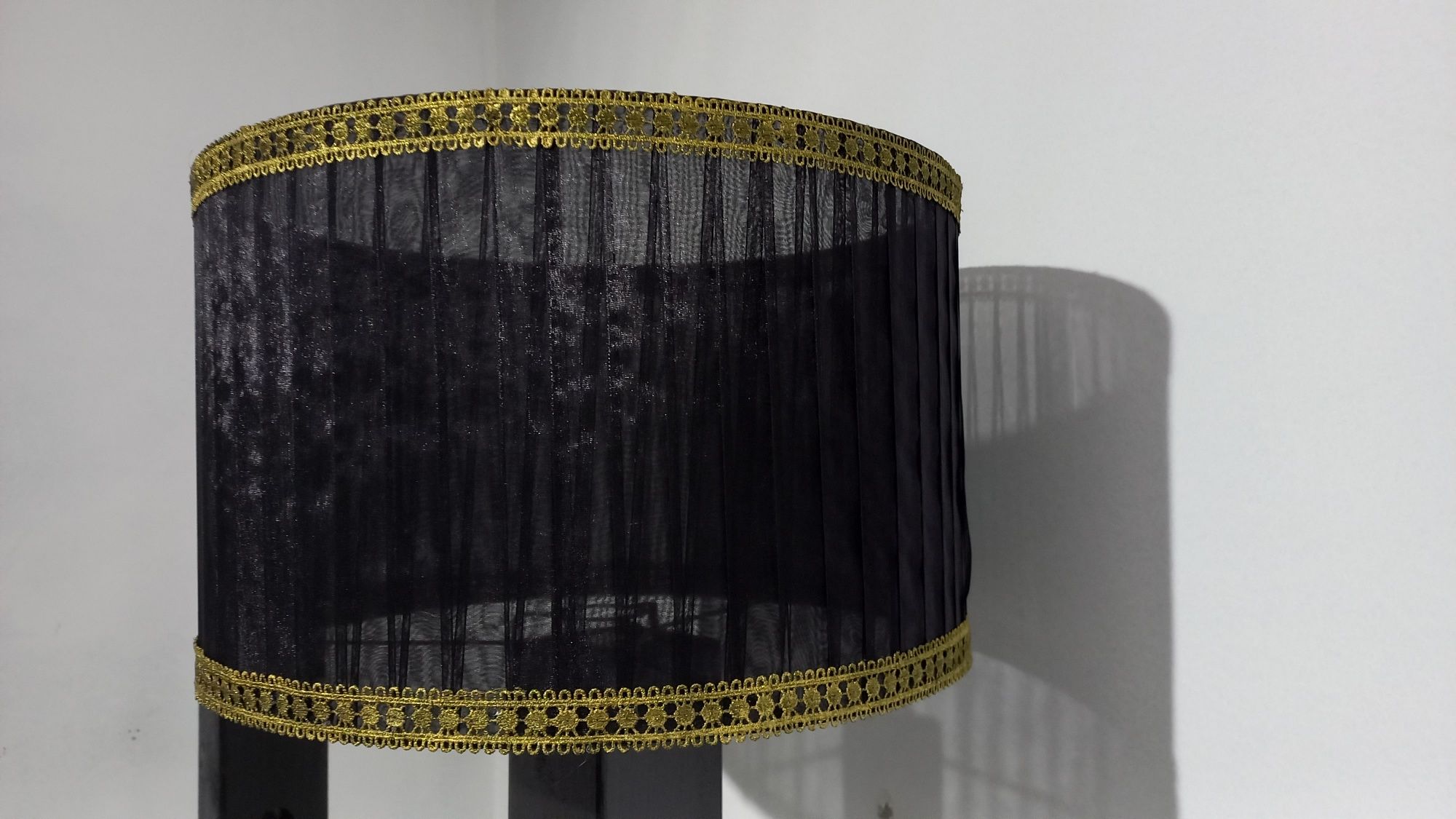 Abajour em tule com galão em dourado