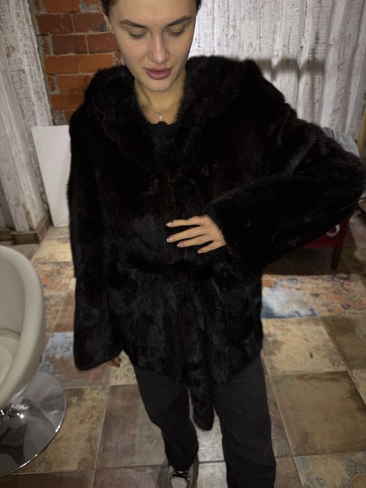 Норковая шуба черного цвета с капюшоном