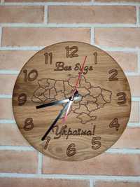 Дерев'яний годинник з українською символікою