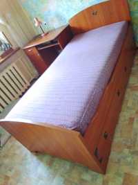Меблі для спальні: ліжко, письмовий стіл, шафа-купе