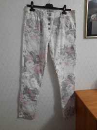 Białe damskie spodnie w kwiaty