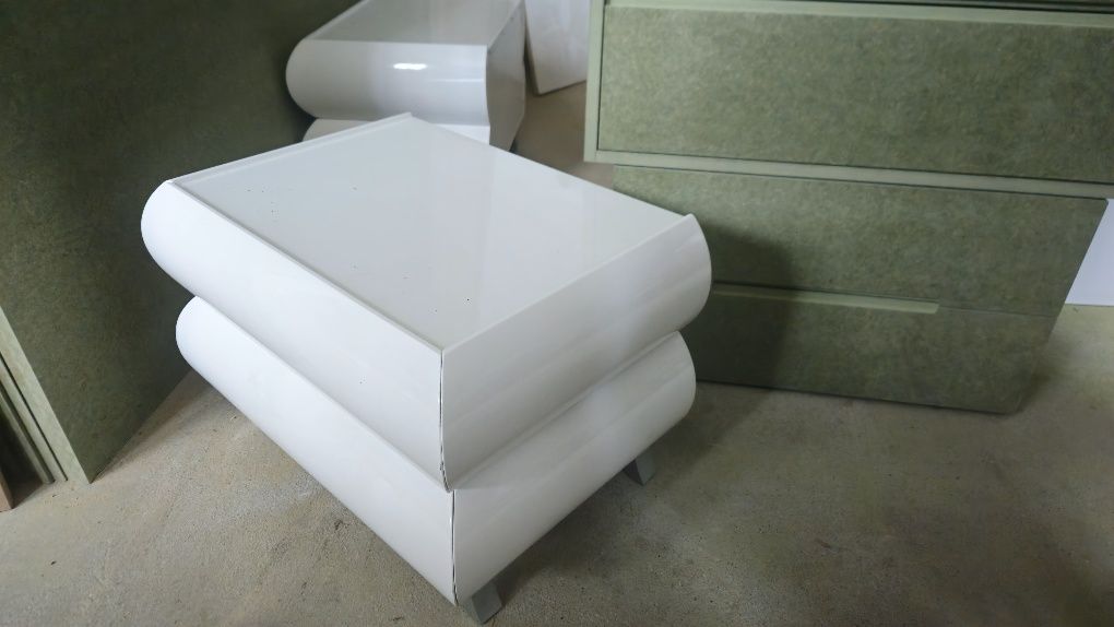 Mesa de cabeceira com tampo de vidro