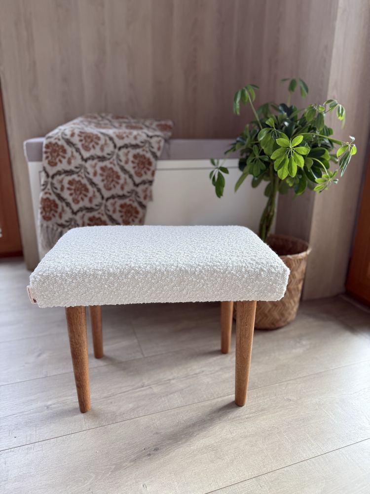 Puf/ podnóżek / taboret tapicerowany, kremowy boucle