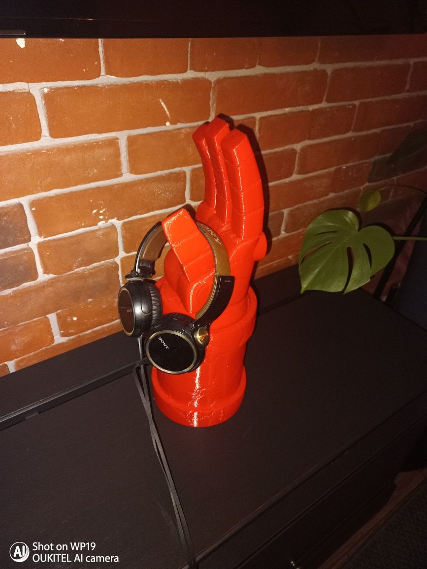 Hellboy stojak na słuchawki wieszak right hand of doom
